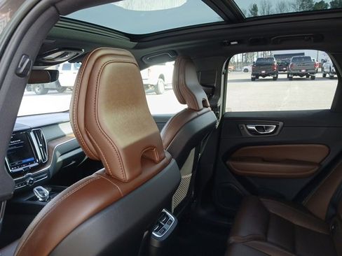 Used 2022 Volvo XC60 B5 Inscription w/ Protection Package Premier image 12