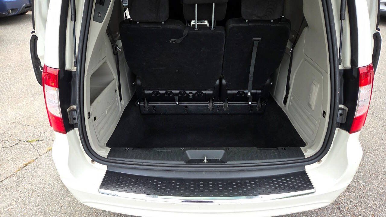 Used 2011 Chrysler Town & Country Touring FWD image 43