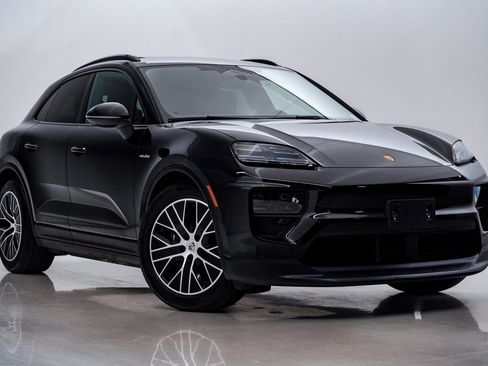 Certified 2025 Porsche Macan Electric image 8
