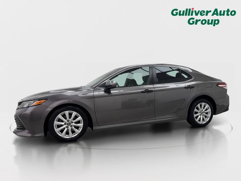 Used 2018 Toyota Camry LE FWD image 2