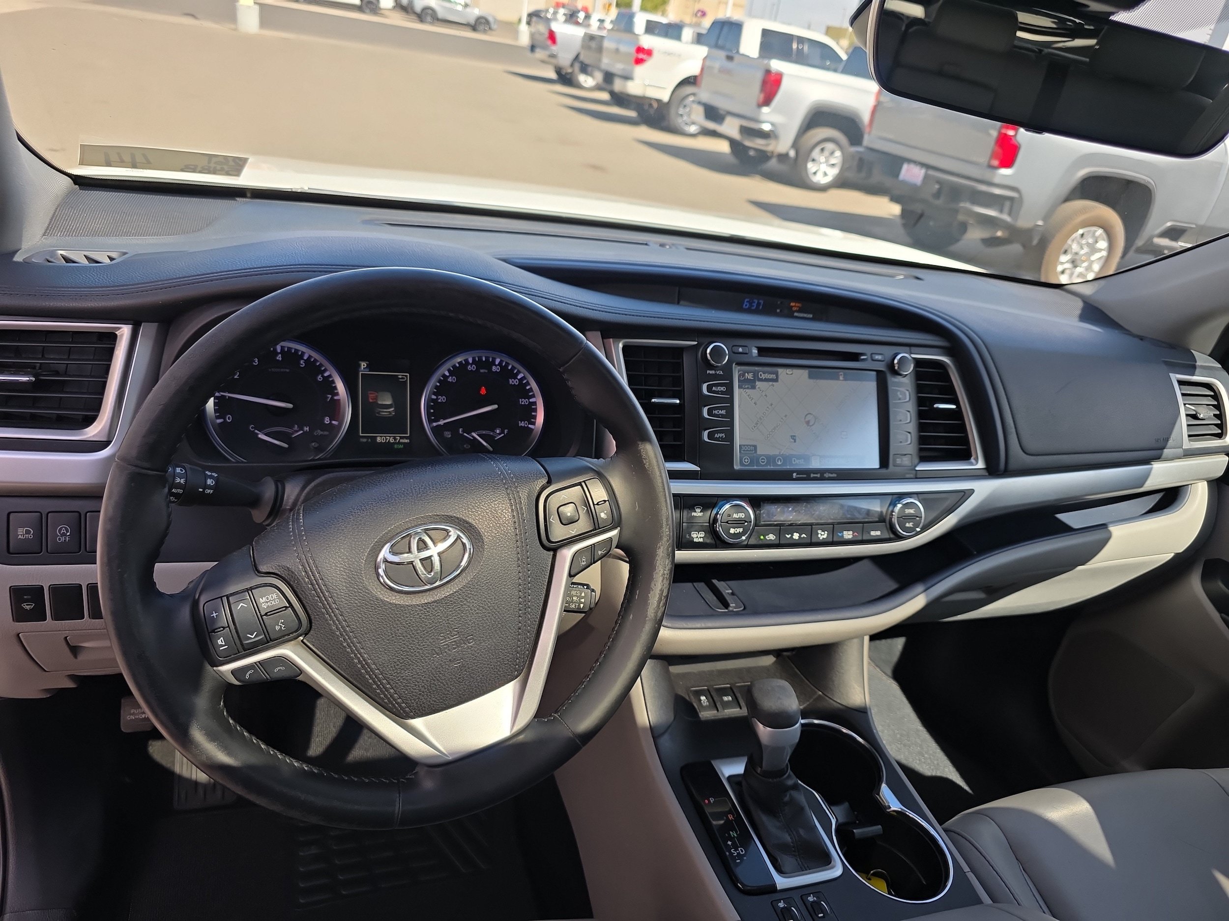 Used 2017 Toyota Highlander XLE FWD image 3