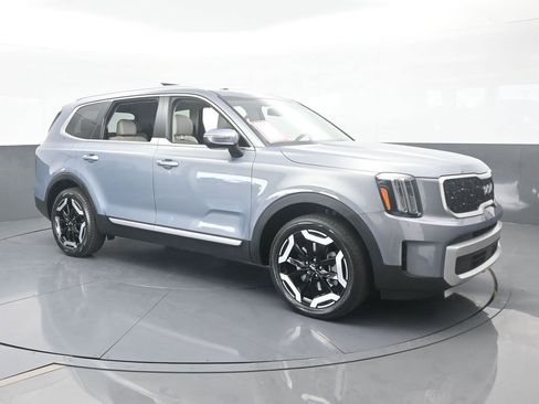 Used 2024 Kia Telluride EX w/ EX Captain's Chair Package image 8