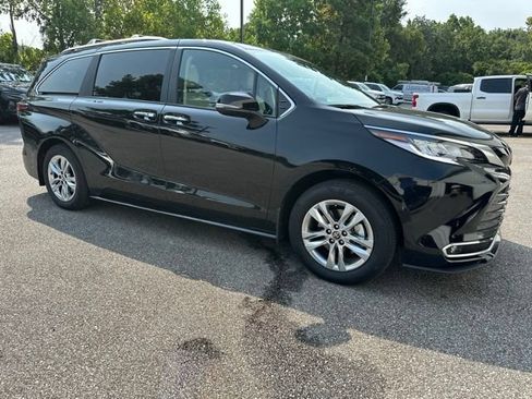 Used 2025 Toyota Sienna Limited AWD/4WD image 7