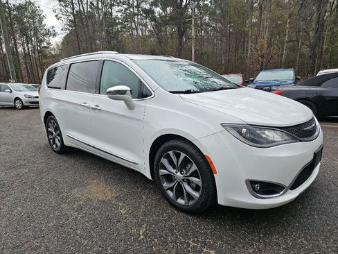 Used 2017 Chrysler Pacifica Limited image 13