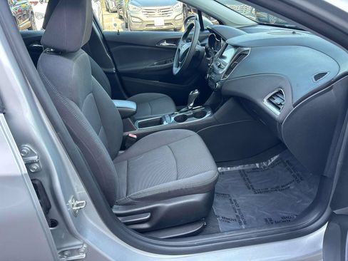 Used 2019 Chevrolet Cruze LT w/ Convenience Package FWD image 14