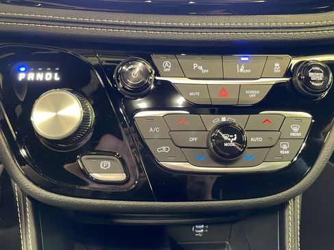 New 2027 Chrysler Pacifica Limited w/ S Appearance Package AWD/4WD image 24