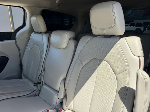 Used 2017 Chrysler Pacifica Limited w/ UConnect Theater Package FWD image 27