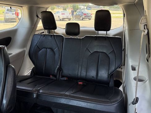 Used 2019 Chrysler Pacifica Limited FWD image 12