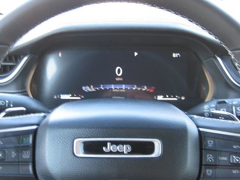 Used 2023 Jeep Grand Cherokee L Limited w/ Luxury Tech Group II AWD/4WD image 11