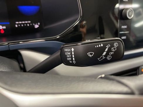 Used 2023 Volkswagen Taos SE w/ Panoramic Sunroof Package FWD image 18