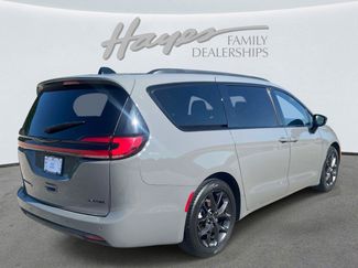 Used 2025 Chrysler Pacifica Limited FWD video 3