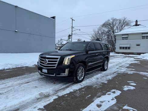 Used 2015 Cadillac Escalade Luxury image 3