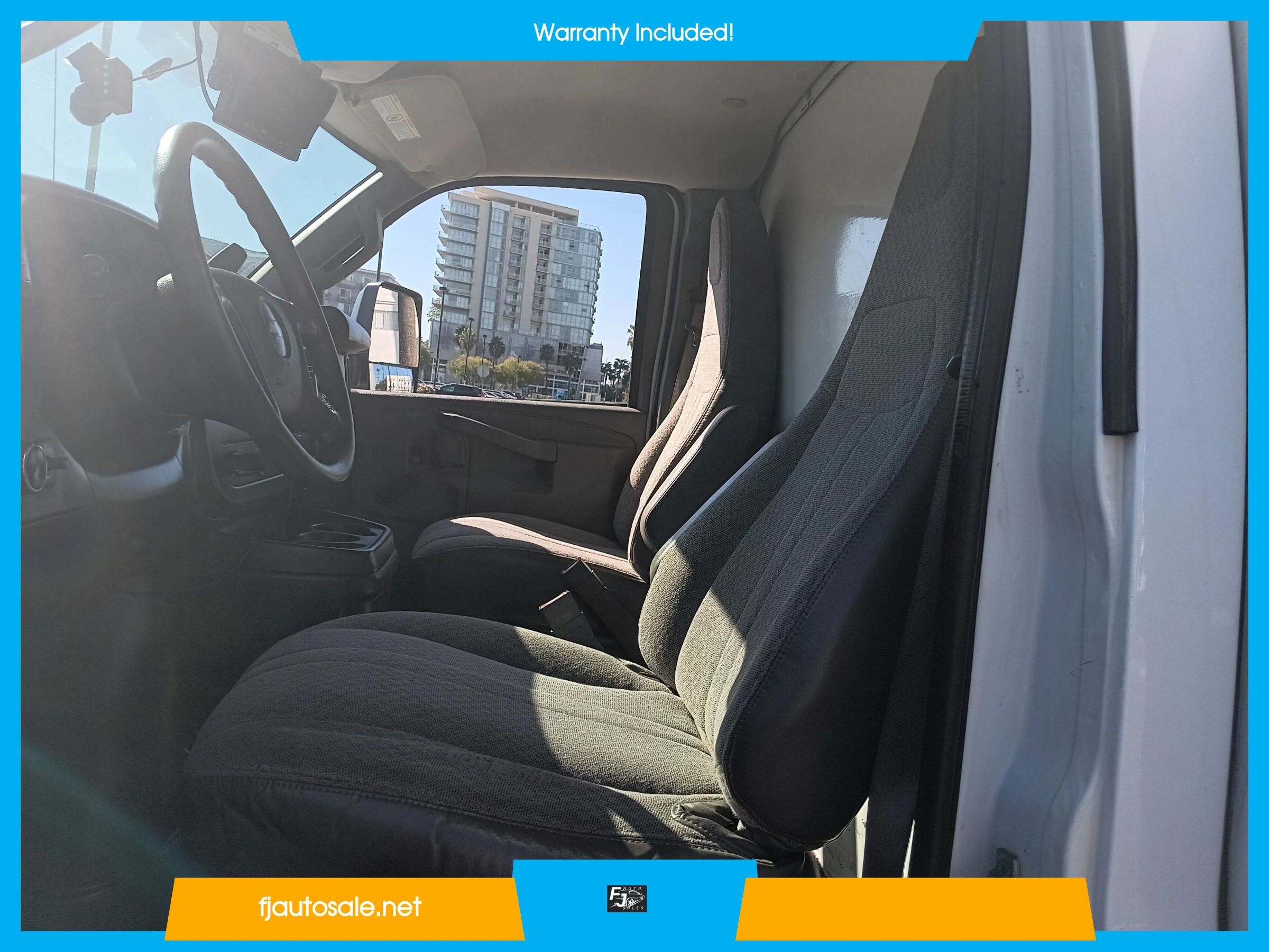 Used 2018 Chevrolet Express 3500 w/ Chrome Appearance Package RWD image 12
