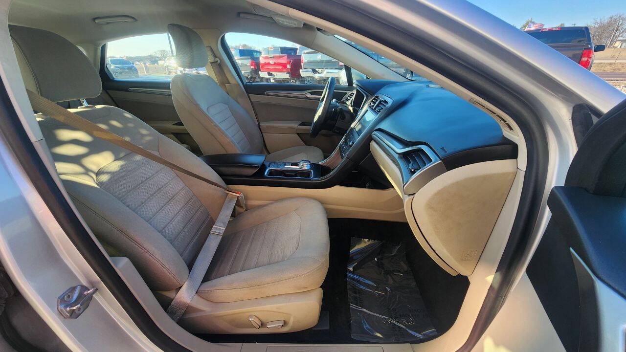 Used 2019 Ford Fusion SE FWD image 16