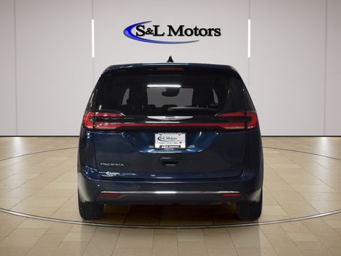 Used 2023 Chrysler Pacifica Touring-L FWD image 8