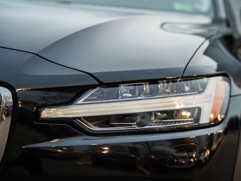 Used 2023 Volvo V60 B5 Cross Country Plus image 13