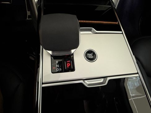 Used 2025 Land Rover Range Rover SE image 33