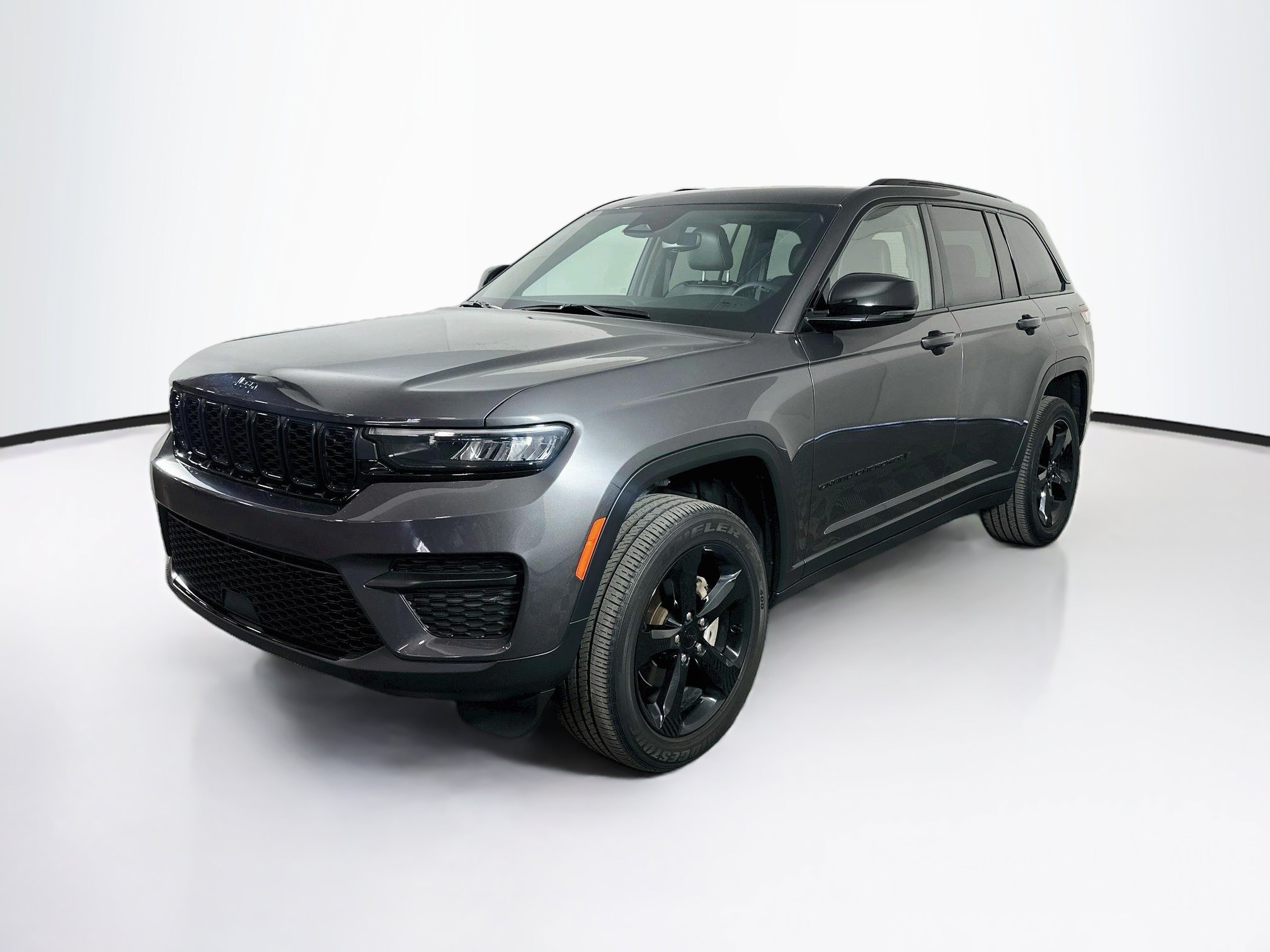 Used 2023 Jeep Grand Cherokee Altitude AWD/4WD image 3