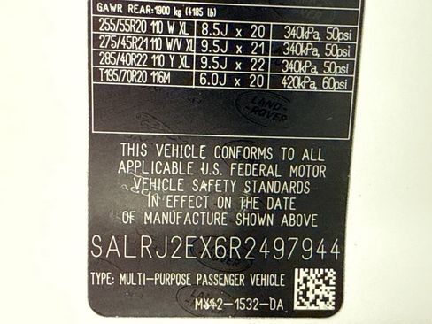 Used 2024 Land Rover Discovery S image 28