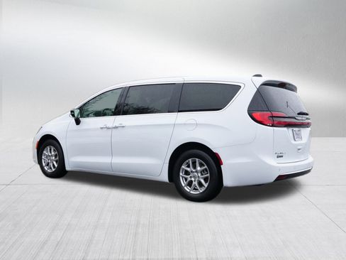 Used 2024 Chrysler Pacifica Touring-L image 5