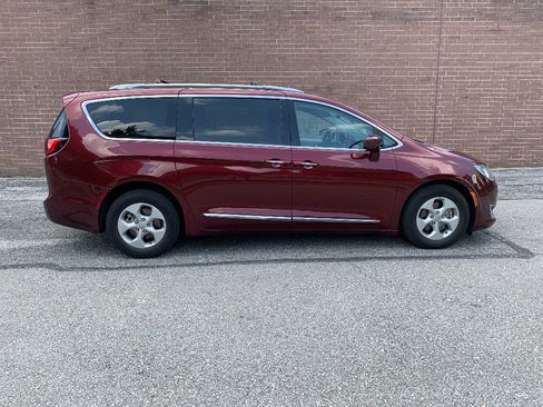 Used 2017 Chrysler Pacifica Touring-L Plus FWD image 6