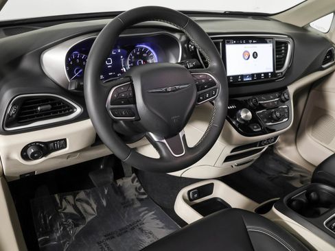 Used 2023 Chrysler Pacifica Touring-L FWD image 5