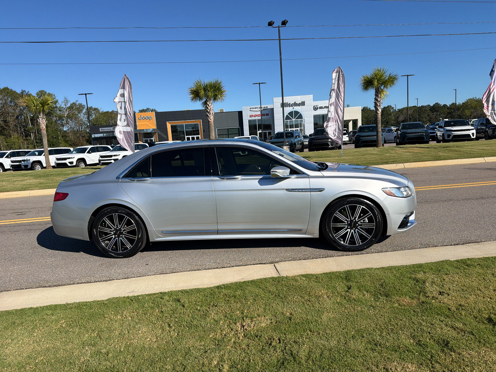 Used 2019 Lincoln Continental Reserve FWD image 2