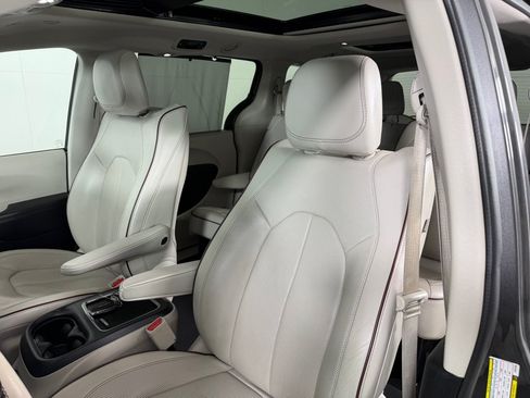 Used 2018 Chrysler Pacifica Limited FWD image 11