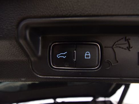 Used 2022 Ford Explorer XLT image 35