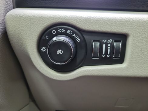 Used 2019 Chrysler Pacifica Touring-L FWD image 20