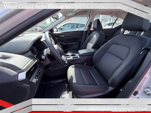 Used 2025 Nissan Altima 2.5 SV FWD image 8