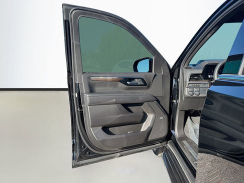 Used 2025 Chevrolet Suburban High Country image 25