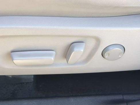 Used 2019 Toyota Highlander XLE image 19