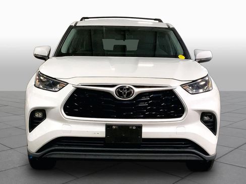 Used 2023 Toyota Highlander LE FWD image 4
