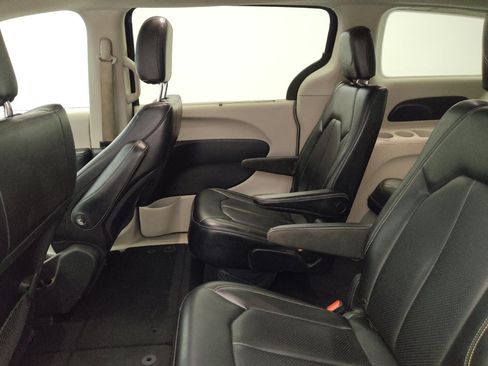 Used 2020 Chrysler Voyager Lxi FWD image 18