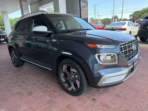 Certified 2024 Hyundai Venue Limited FWD image 2