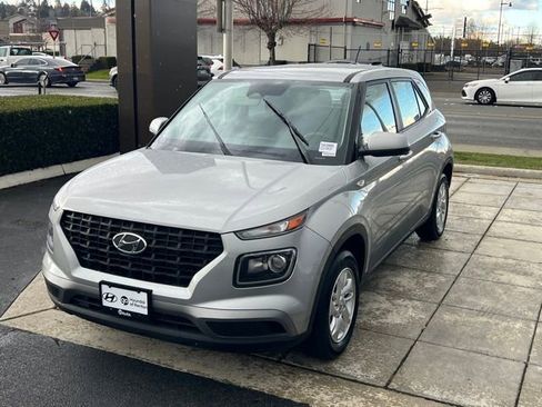 Certified 2026 Hyundai Venue SE FWD image 3