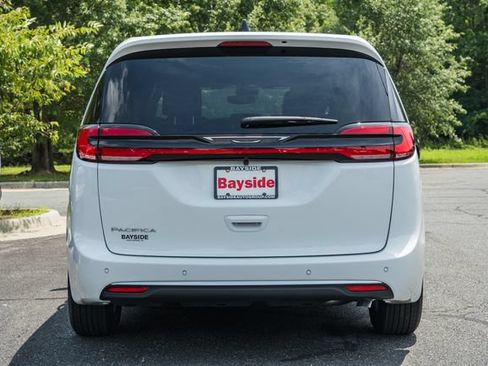 New 2027 Chrysler Pacifica Select FWD image 8
