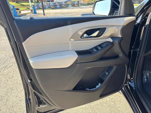 Used 2023 Chevrolet Traverse LT image 13