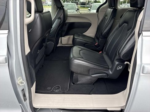 Used 2024 Chrysler Pacifica Touring-L FWD image 28