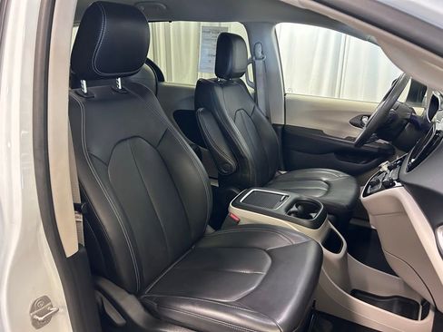 Used 2023 Chrysler Pacifica Touring-L FWD image 21