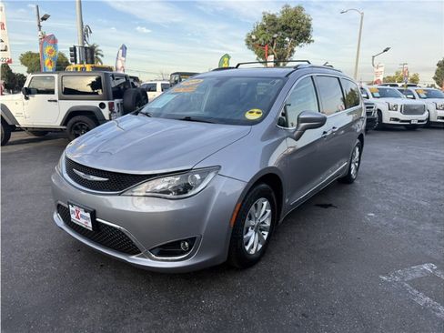 Used 2019 Chrysler Pacifica Touring-L image 3