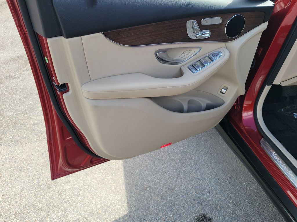 Used 2021 Mercedes-Benz GLC 300 w/ Premium Package image 18