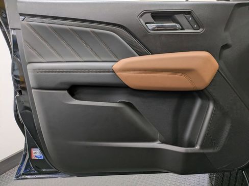 Used 2025 GMC Canyon AT4 image 8