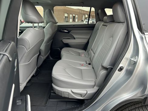 Used 2021 Toyota Highlander XLE image 23