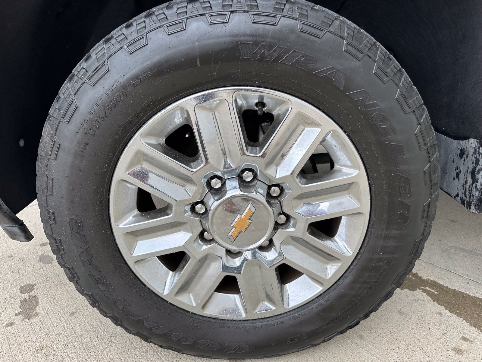 Used 2024 Chevrolet Silverado 2500 High Country w/ High Country Premium Package AWD/4WD image 10