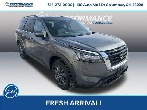 Used 2024 Nissan Pathfinder SV image 1
