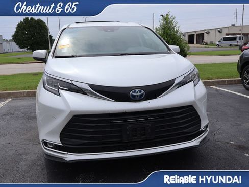 Used 2022 Toyota Sienna XLE w/ XLE Plus Package FWD image 5