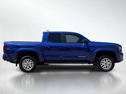 Certified 2025 Toyota Tacoma SR5 AWD/4WD image 10
