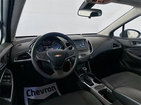 Used 2018 Chevrolet Cruze LT image 20